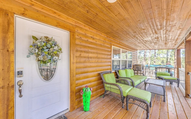 Ruidoso Cabin w/ Patio - Walk to Midtown!