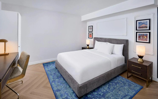 Pantages Hotel Downtown Toronto