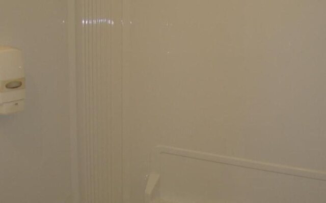 Helmcken Falls Lodge