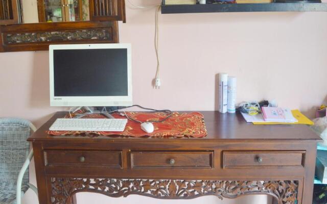 SPOT ON 91623 Pj Guest House Syariah