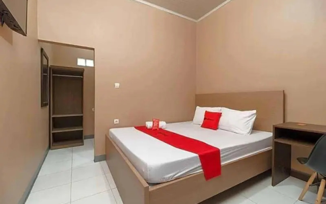 Formerly RedDoorz Syariah @ Bulak Kapal – Guest Rooms – Bekasi