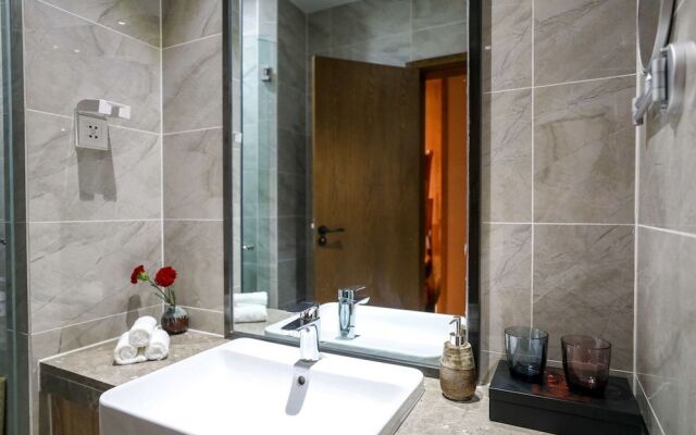 The 5th Meteorite Glory Hotel