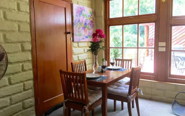 BEAUTIFUL RETREAT - 20 mins to CBD and only 10 mins to MONA! – Balcony – West Hobart