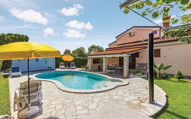 Stunning Home in Pula With Wifi and 4 Bedrooms