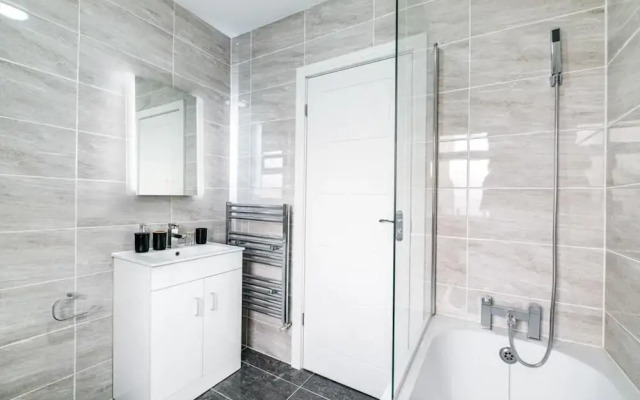 Elegant 5 Bedroom House/free Parking/yard