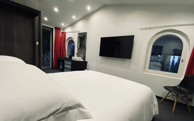 The Address Cassis