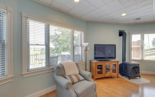 4 Mi to German Village: Studio w/ Hot Tub!