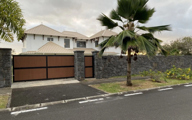 Charming 4-bed Villa in Beau Vallon