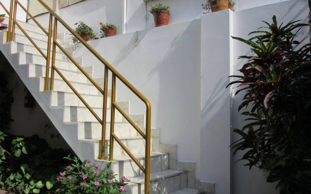 Las Palmeras Inn