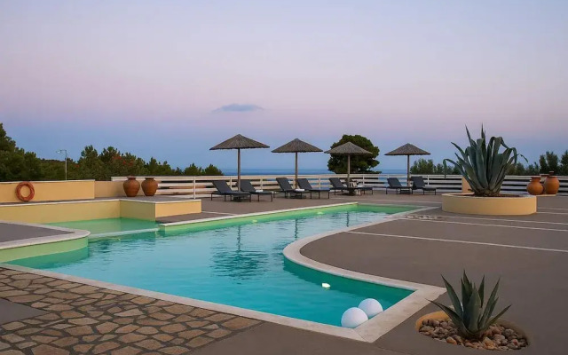 Cozy Gem With Access to a Sparkling Shared Pool