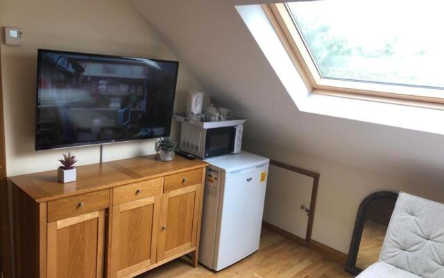 S6 Ensuite Loft Studio Space (Sandycroft Guest House)