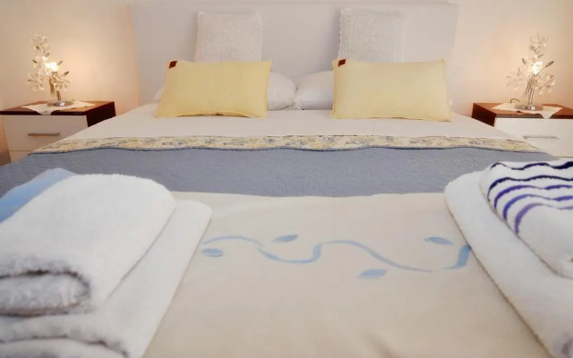 Apartments and Rooms Anika