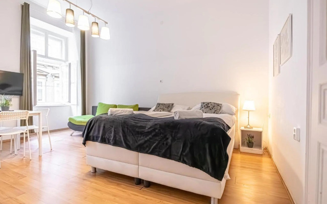 Comfortable 2BR Apt. Central and Well Connected