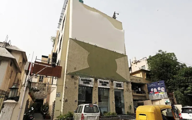 OYO 4258 Hari's Court Inns & Hotels