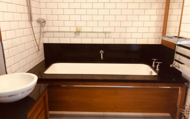 Luxury, Spacious London Apartment on Mattock Lane