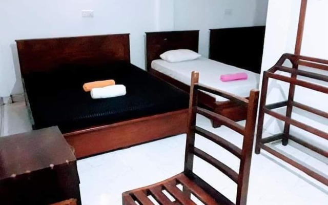Black And White Kandy Guest House
