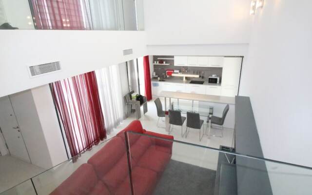 Villa con piscina Activa28