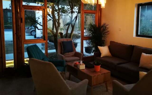 Taihu Baopu Water House