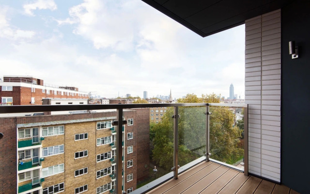 Contemporary Victoria Home by the River Thames
