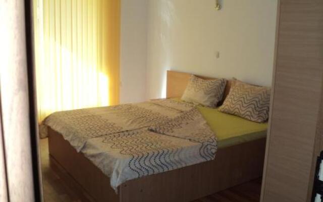 Meni Apartments and Guest Rooms
