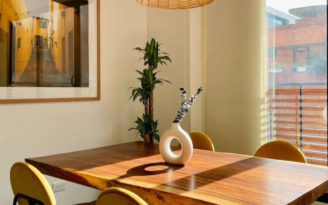 w Sunny 2BR in Modern Building in Chico