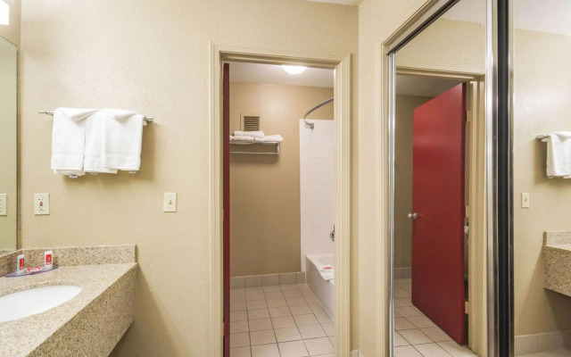 Econolodge Inn & Suites