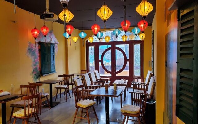 Grandma Lu - Banh Mi Coffee  Hostel