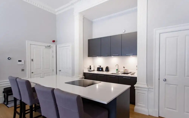 JOIVY York Place Apartment in Georgian City Centre Building