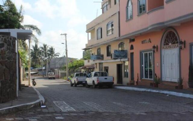 The Finch House (La Casa del Pinzón)