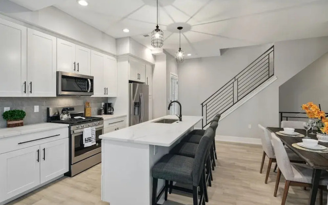 Bright 3 Bedroom + Rooftop Views