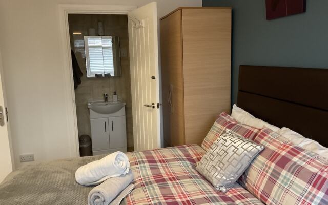 "room in Guest Room - Apple House Wembley -double Ensuite"