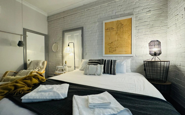 Entire Townhouse in Heart of Echuca's Port CBD - 15 guest capacity – Guest Rooms – Echuca