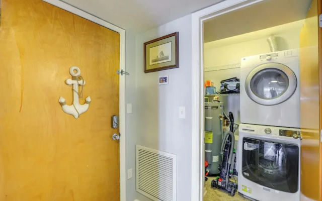 Walkable Beachfront Retreat on Cedar Key!