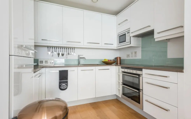 Platinum Apartments Next to Victoria Station 9981