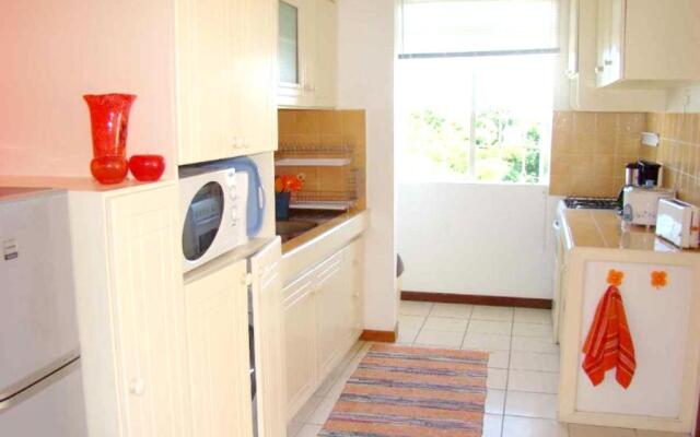 2 bedrooms appartement at Grand Baie 300 m away from the beach with private pool enclosed garden and wifi