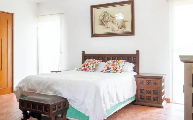 Spacious Cuernavaca House Pool Grill