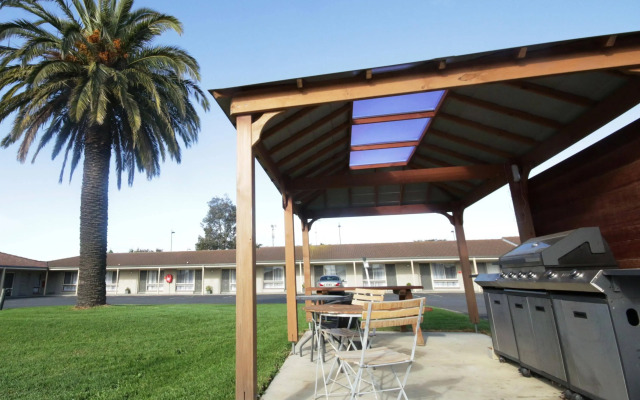 Golden Palms Motel