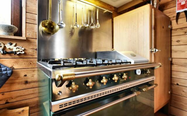 Cozy Holiday Home in Dion with Sauna and Jacuzzi