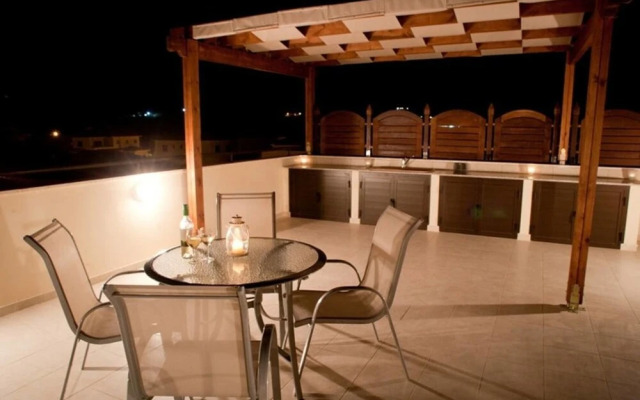 Private Roof Top Terrace Overlooking Pool in Pyla