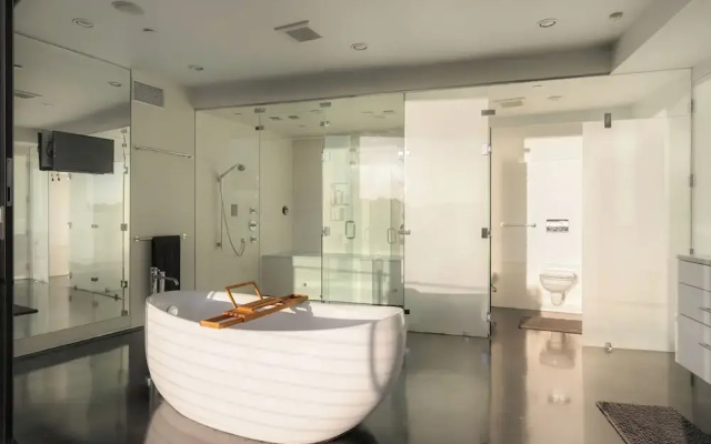 Glass Mansion - Chic Glass Villa in LA Hills With Views, Style & Serenity