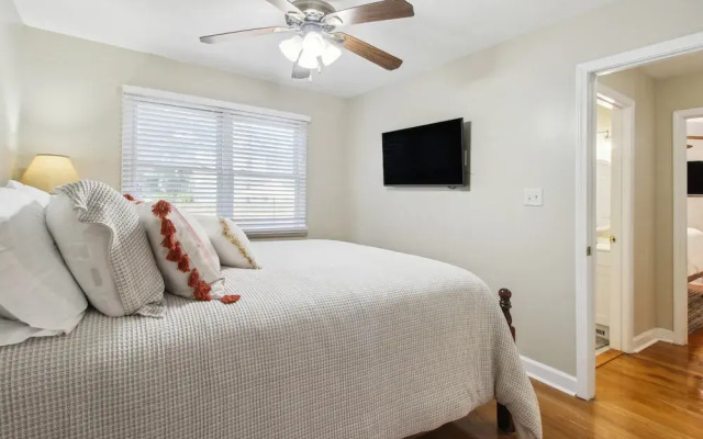 Savannah Home w/ Patio & Grill ~ 2 Mi to Downtown