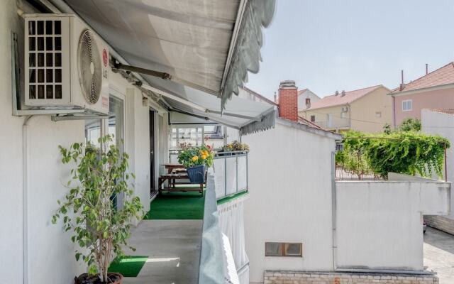 Spacious apartment Zvone with 3 balconies and parking