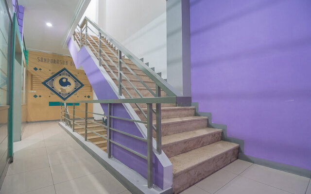 RedDoorz Hostel near Braga Citywalk