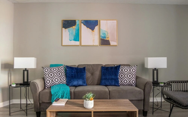 Large 2BR Apt Near Perk Plaza