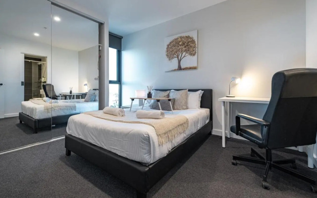 St Kilda 2BR2BA +Balcony +view+workstation+ car