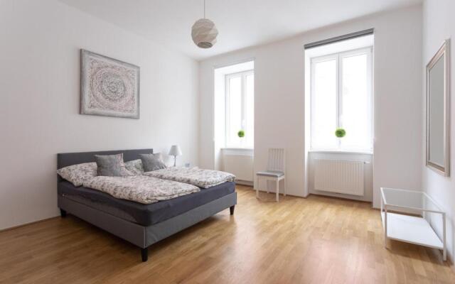 Charming Flat & Balcony near CentralStation Apt 5