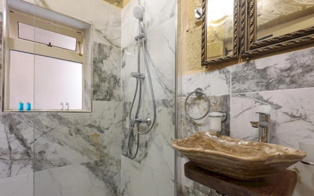 Deluxe Studio in a 900 yr old Luxury Home - 1