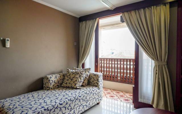 RedDoorz Plus near Hartono Mall 2