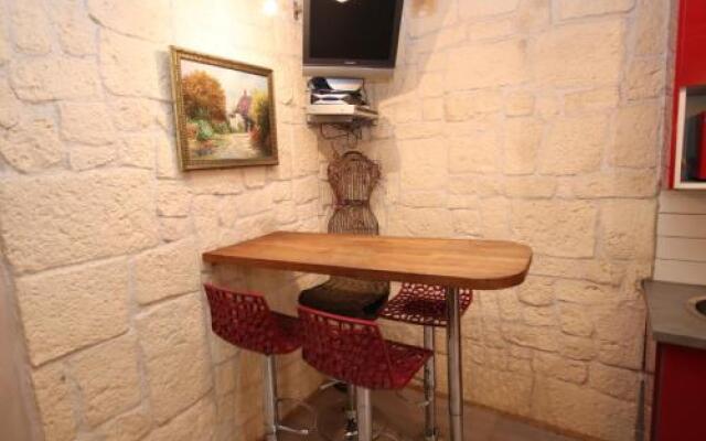 Victoires Near Louvre Apartment