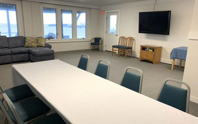 Vineyard Harbor Motel - Private Beach